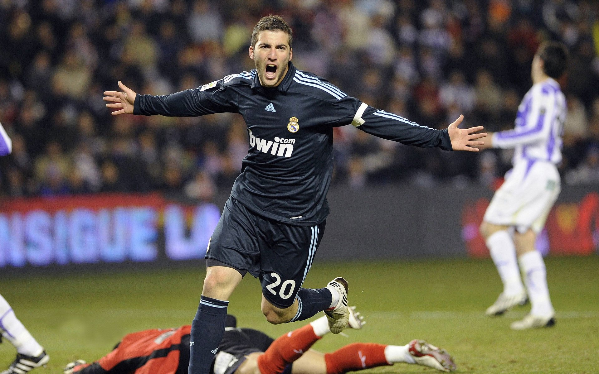 开云网页版-欧冠半决赛之夜，詹姆斯如何以领袖之姿带动全队节奏